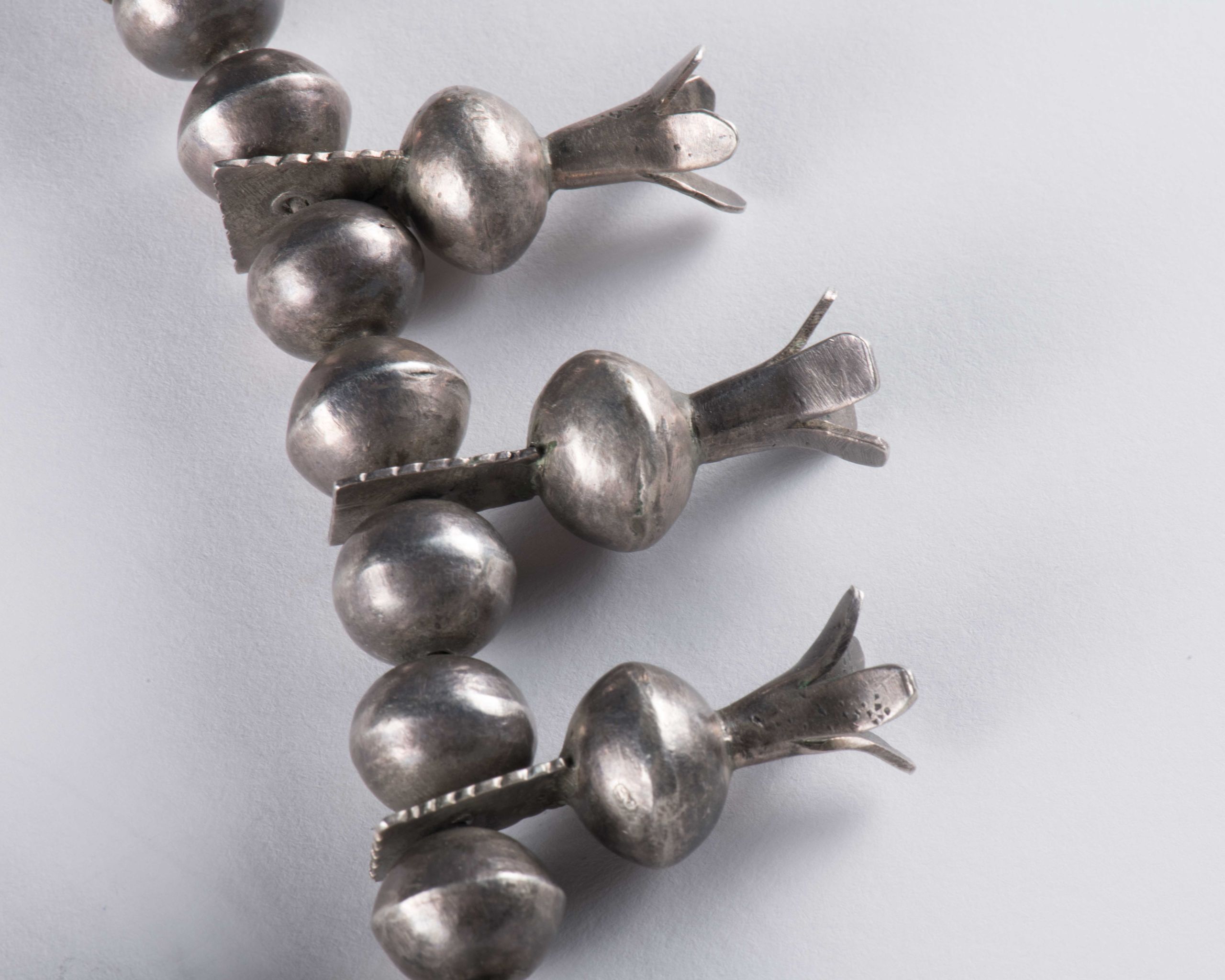 30s〜40s？navajo squash blossom necklace Vintage Navajo Squash Blossom Necklace Circa 1930-40s - Four Winds